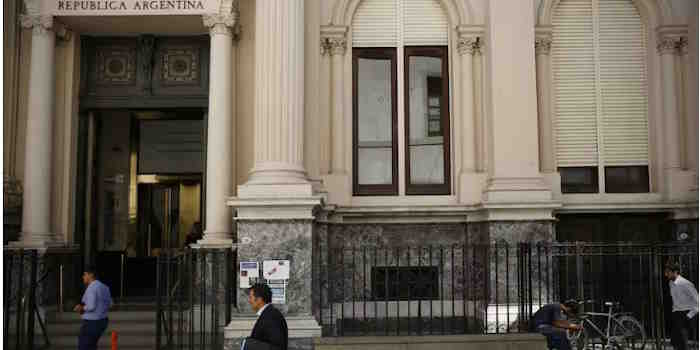 El Gobierno acelera la devaluación oficial del peso