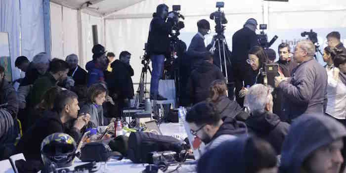 El Gobierno pasó del optimismo por la “alta participación” a la resignación por la “ola” Milei