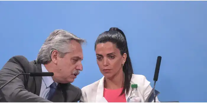 El presidente, Alberto Fernández, junto a la titular del PAMI, Luana Volnovich, en 2020. Foto Archivo