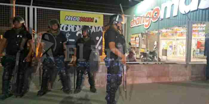 Saqueos: intentaron entrar en un supermercado de Tartagal y la policía detuvo a dos personas