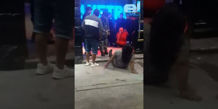 MONTERRICO: policías femeninas arrastran a mujeres de los pelos y las tiran en la vereda