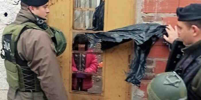 Niña de 4 años, abandonada junto a su perro