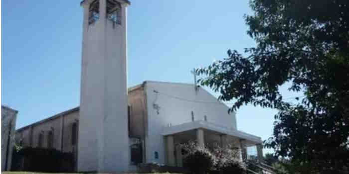 Un sacerdote peleó con un ladrón que quería robar en la iglesia: “Le partí una silla en la espalda”