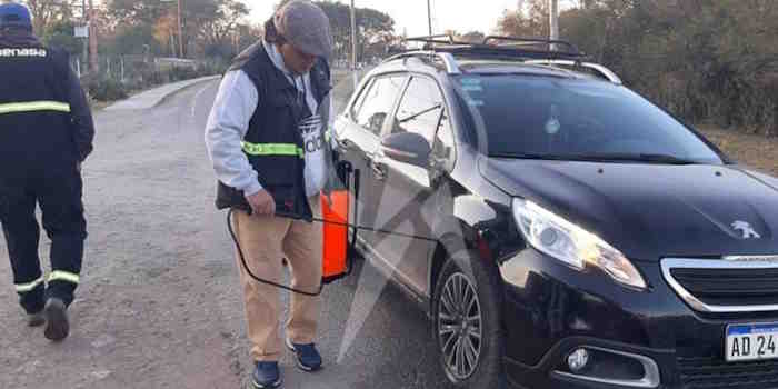 Río Piedras: desinfectan vehículos en el acceso a la localidad por la gripe aviar