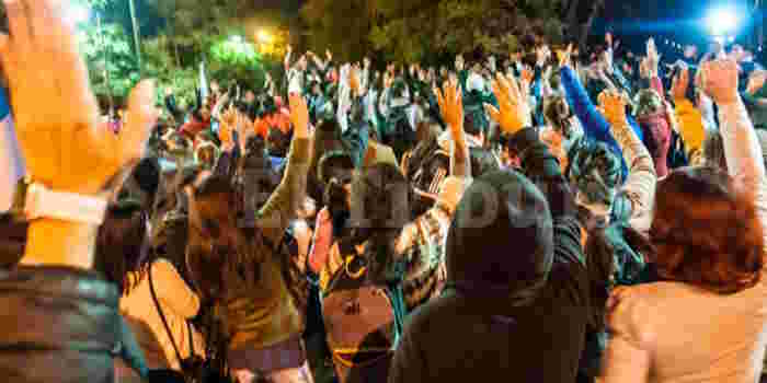 EN ASAMBLEA, LOS AUTOCONVOCADOS DECIDIERON SEGUIR CON EL PARO. FOTO: WALTER ECHAZÚ