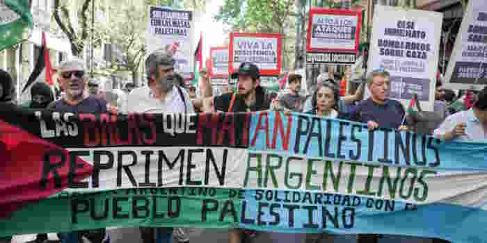 Organizaciones judías marcharon en apoyo a Israel y la izquierda lo hizo en respaldo a Palestina