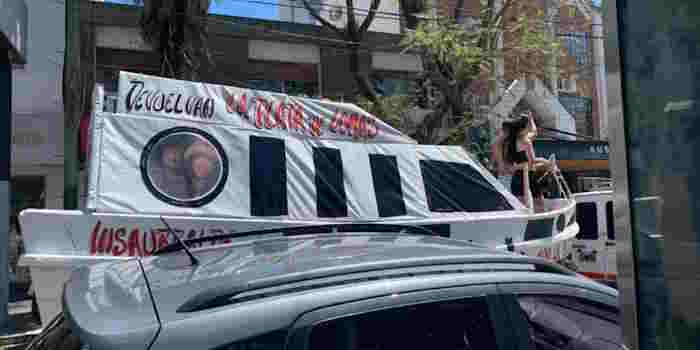 El "yate de Insaurralde" recorrió Lomas de Zamora en una caravana de la oposición