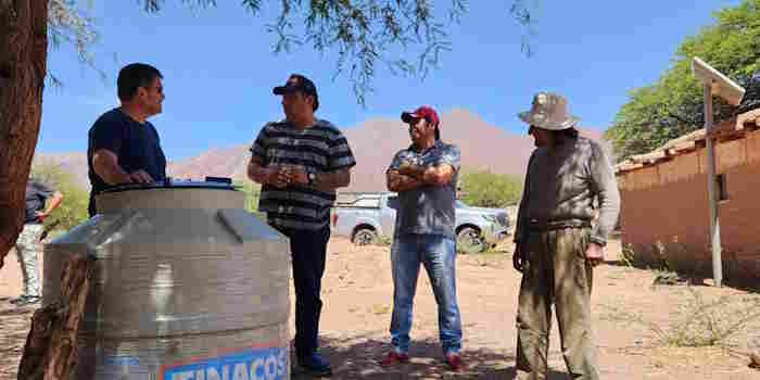 Entrega de depósitos de agua segura para familias de los Valles Calchaquíes