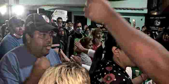 Delegados  de Quijano propinando golpes y acompañando la intencionalidad de romper la Asamblea General de Afiliados junto a Liliana Loeza, Víctor Chuquisaca y Patricia Caliva.