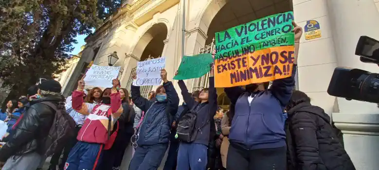 En apoyo al director: sentada de alumnos en la Escuela Normal
