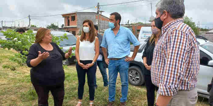 La secretaria de Fortalecimiento Sociocomunitario, Gabriela Dorigato, recorrió junto al Intendente de Rosario de Lerma, Enrique Martínez, y Lautaro Malnati, funcionario de la Secretaría de Integración Socio Urbana de Nación, el barrio Islas Malvinas.