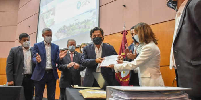 Sáenz encabezó la apertura de sobres para las obras en el Cabra Corral: remodelaciones en El Préstamo y nuevo parque acuático