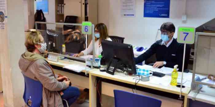 Empleados estatales acordaron un aumento salarial del 60%