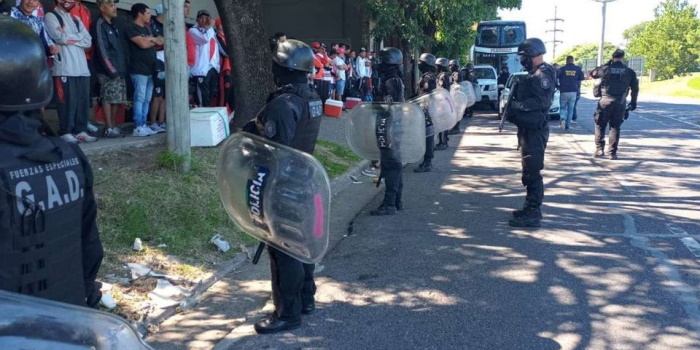 Detienen tres micros con barras de River que venían a Salta con armas y drogas
