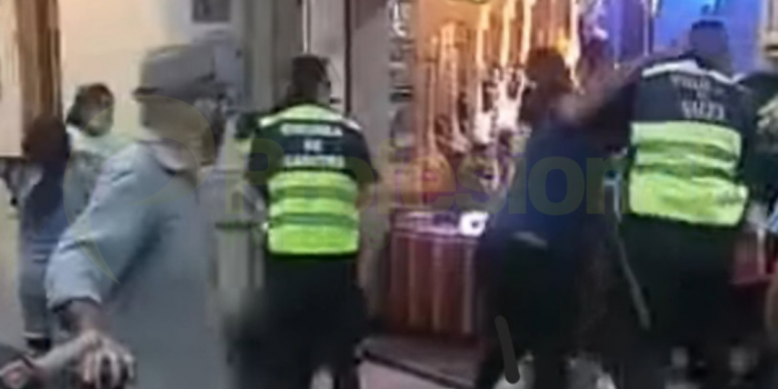 Empujones, tironeos y cachetazos de manteras hacia policías por unos barbijos