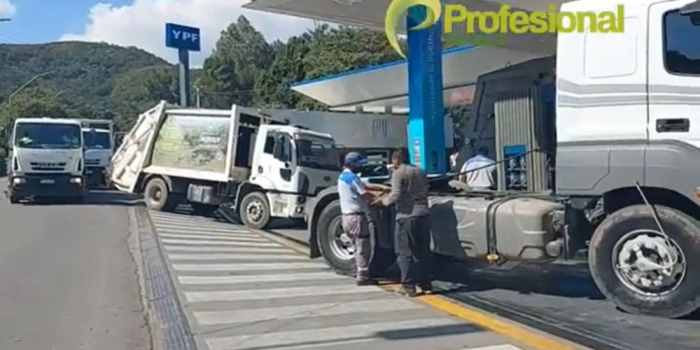 Los vehículos esenciales cargan combustible de forma urgente