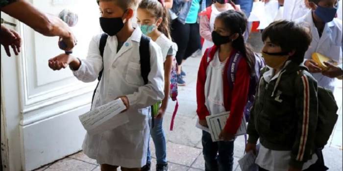 Infectólogo recomienda sostener el uso del barbijo para evitar enfermedades virales