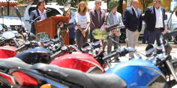 Una ambulancia de alta complejidad, 3 camionetas y 12 motos entregó Sáenz al equipo de salud de Tartagal