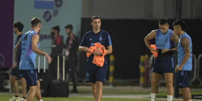 Scaloni tiene una idea de equipo pero aún no definió al tercer volante