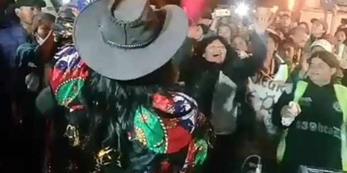 VIDEOS. La cumbia del “Peregrino” es furor en las largas caminatas hacia la Catedral