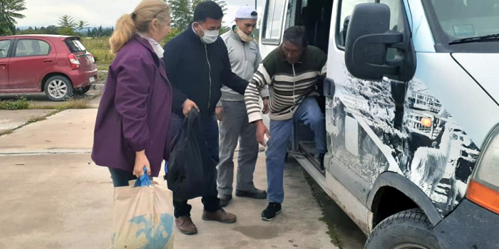 Después de una larga jornada los vecinos de la Quebrada del Toro retornan a sus hogares.
