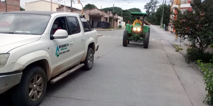 Desinfectan con cañones pulverizadores