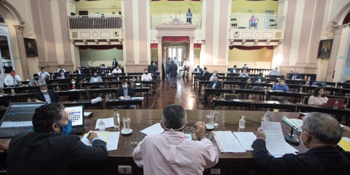 Tensión en el inicio de la sesión y un pedido de sanción