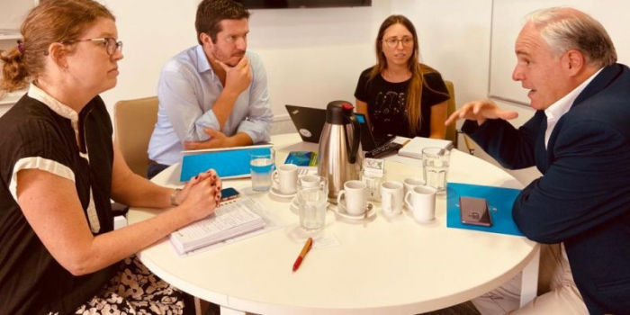 Cánepa con los funcionarios de UNICER. En Salta, 15 sedes virtuales en zonas rurales brindan clases a adolescentes entre 12 y 17 años.