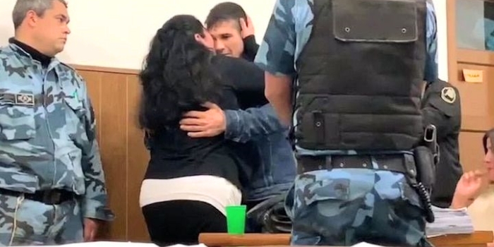 El conmovedor abrazo de una madre al asesino de su hijo