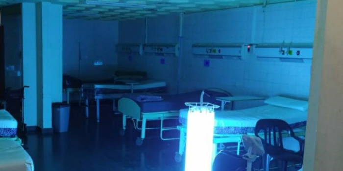 Con una lámpara de luz ultravioleta buscan prevenir el coronavirus