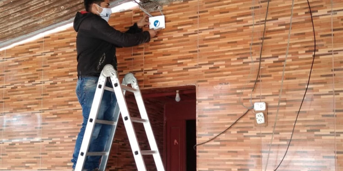 Brindan internet gratis en sectores humildes para que los chicos puedan estudiar