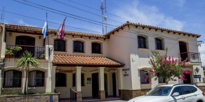 La comuna Cerrillos pagó $50 mil por un aviso en una revista y estalló el escándalo