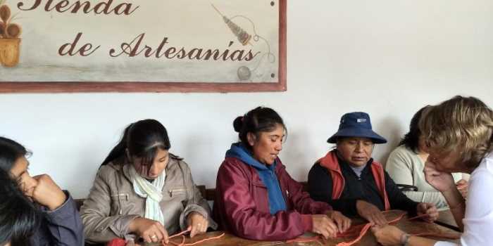 Capacitan en El Alfarcito a los artesanos de la Quebrada del Toro