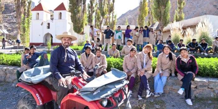 El padre Sigfrido Chifri con alumnos de El Alfarcito. Su obra se mantiene pese a las adversidades.