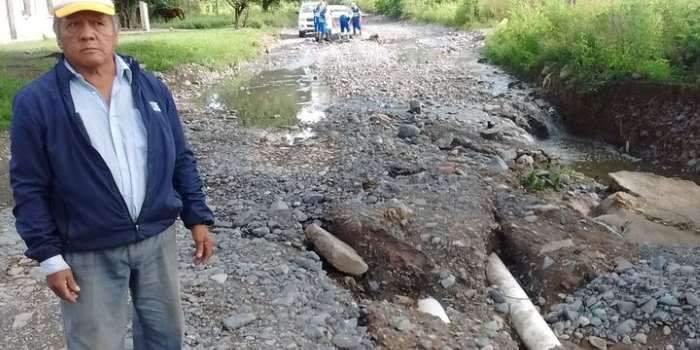 Las aguas servidas inundan las calles de por sí intransitables