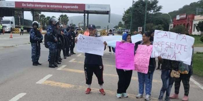 Feriantes y bagayeros cortaron el acceso a Salta