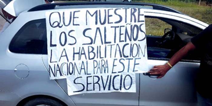 Un remis de jujeños con un cartel alusivo.