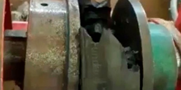 Esta es la pieza que explotó y que llegó a romperle el casco al operario. Imagen de video 