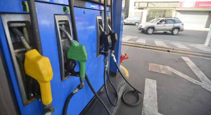 Petroleras bajarían el precio de los combustibles 